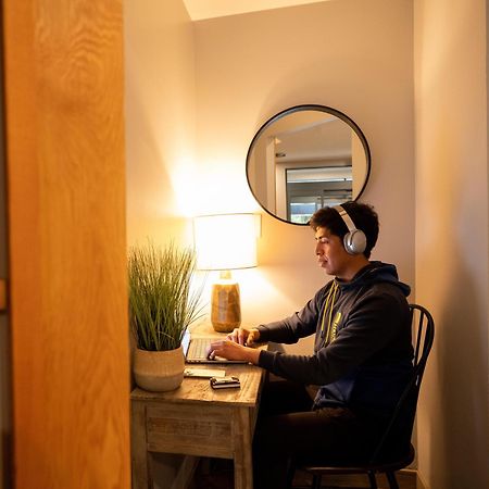 Alpenglow Lodge Studio With Park View By Mva Whistler Bagian luar foto